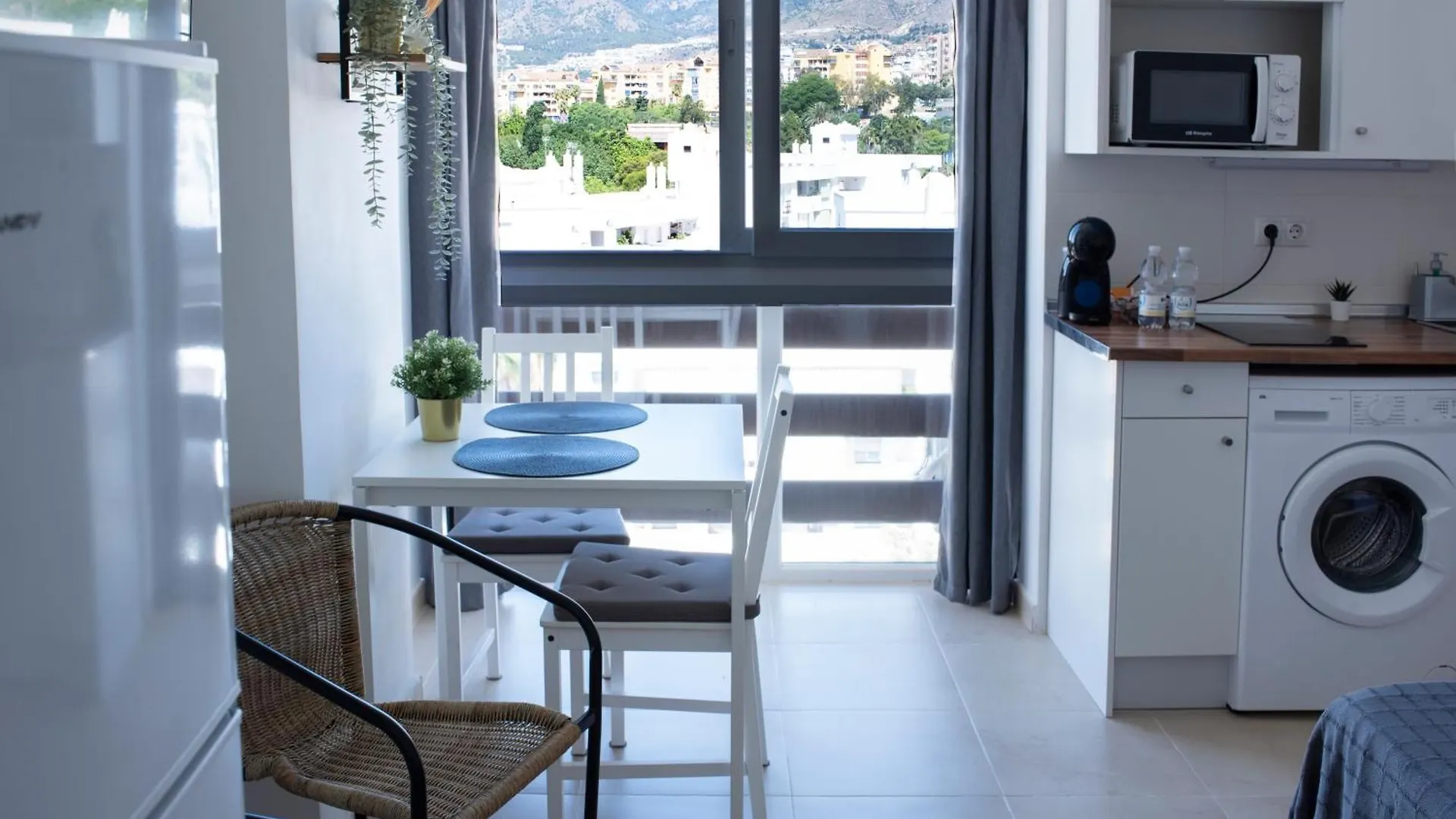 בנאלמדנה Estudio Con Hermosas Vistas